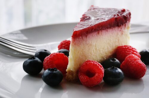 fetta di torta cheesecacake con frutti di bosco