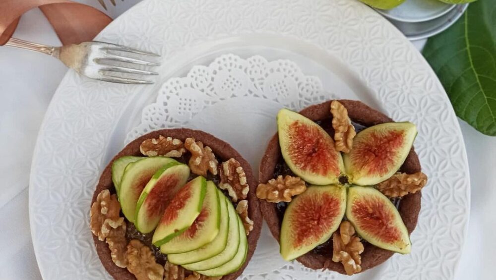 foto della crostatina dall'alto con fichi aperti posti sopra le crostatine