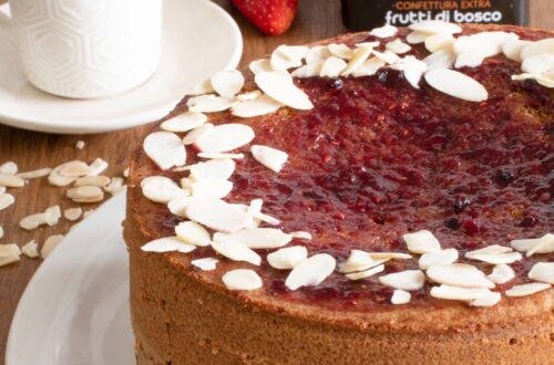 torta al grano saraceno tazzina di caffè e vasetto di marmellata ai frutti di bosco
