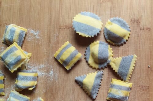 ravioli bicolore al mirtillo sparsi su spianatoia