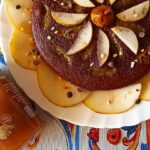 torta al cioccolato con fettine di pere e vasetto di confettura di pere e zenzero